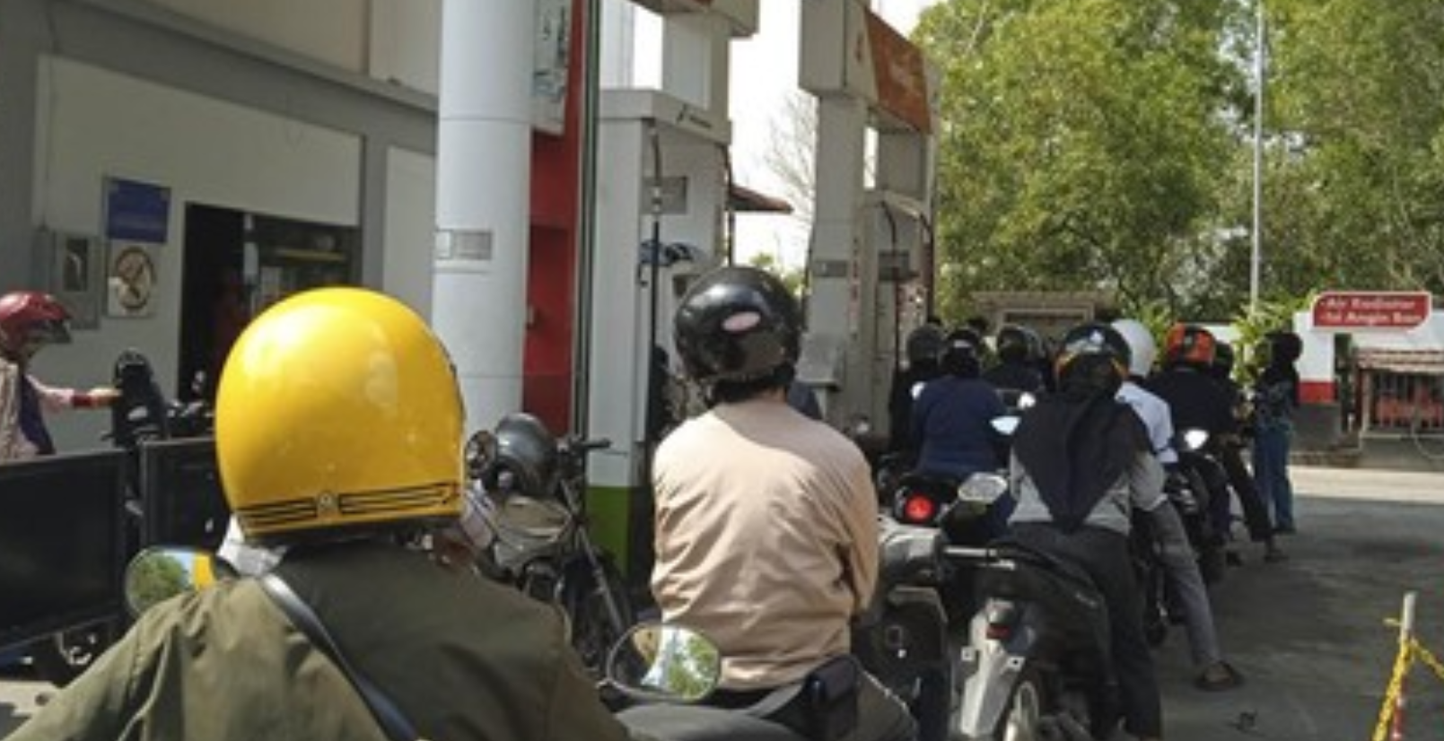 Ilustrasi. Sejumlah sepeda motor mengalami masalah pada mesin usai diduga mengisi BBM Pertalite mengandung etanol. (CNN Indonesia/ Ar Pandi)