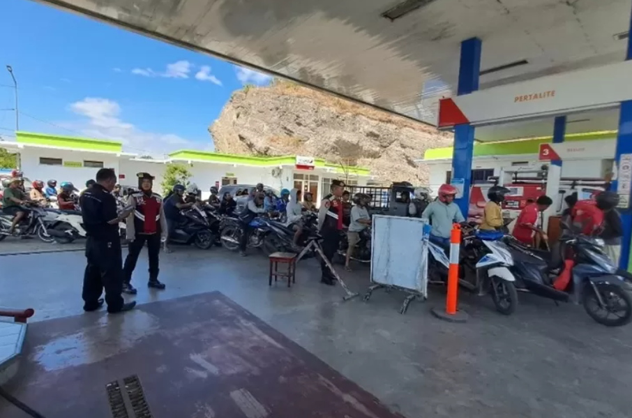 Antrian masyarakat di pom bensin ((Instagram/@situbondoinfo))