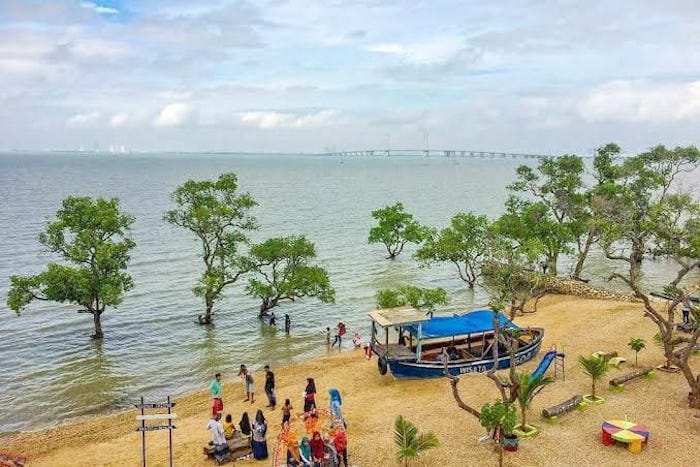 Suasana Wisata Pantai Gua Petapa di Bangkalan.