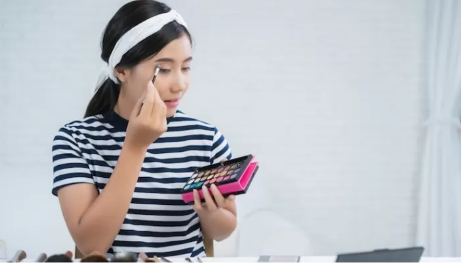 Ilustrasi Make Up Bagian Eyeshadow. (FREEPIK)