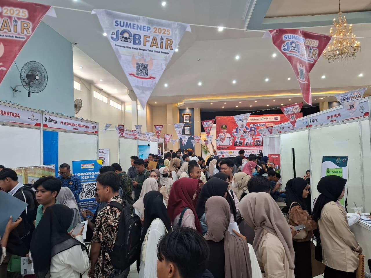 BERDESAKAN: Ratusan pencari kerja tengah mengikuti program Job Fair 2025 di Gedung Korpri Sumenep, Rabu (17/9).&nbsp;