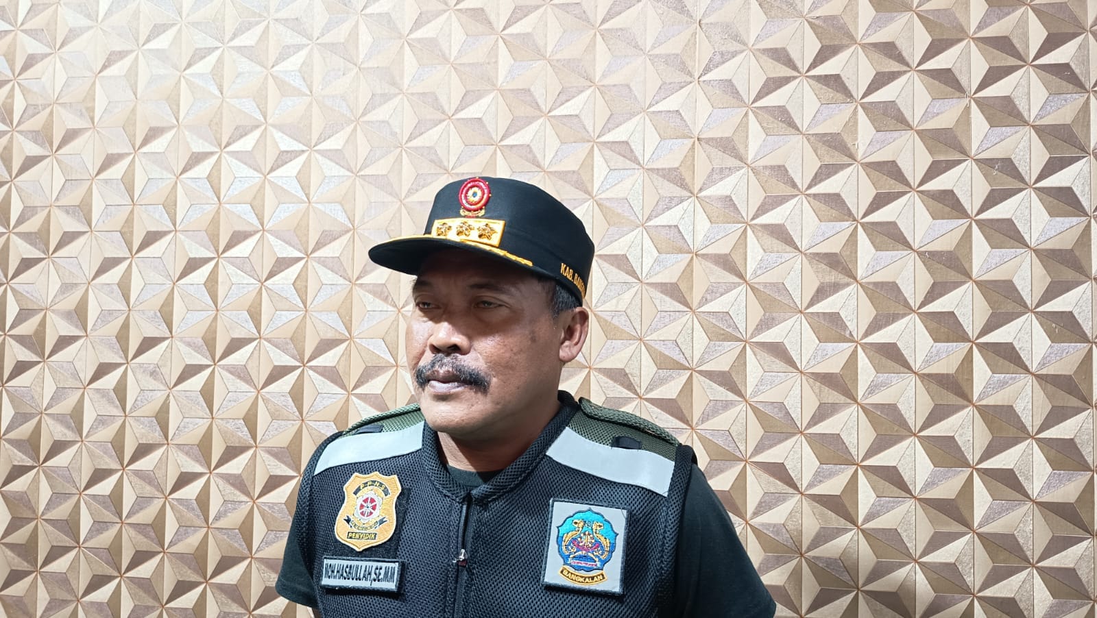 RAMAH: Kasatpol PP Bangkalan Mohammad Hasbullah saat ditemui di ruang kerjanya Rabu (5/11).&nbsp;