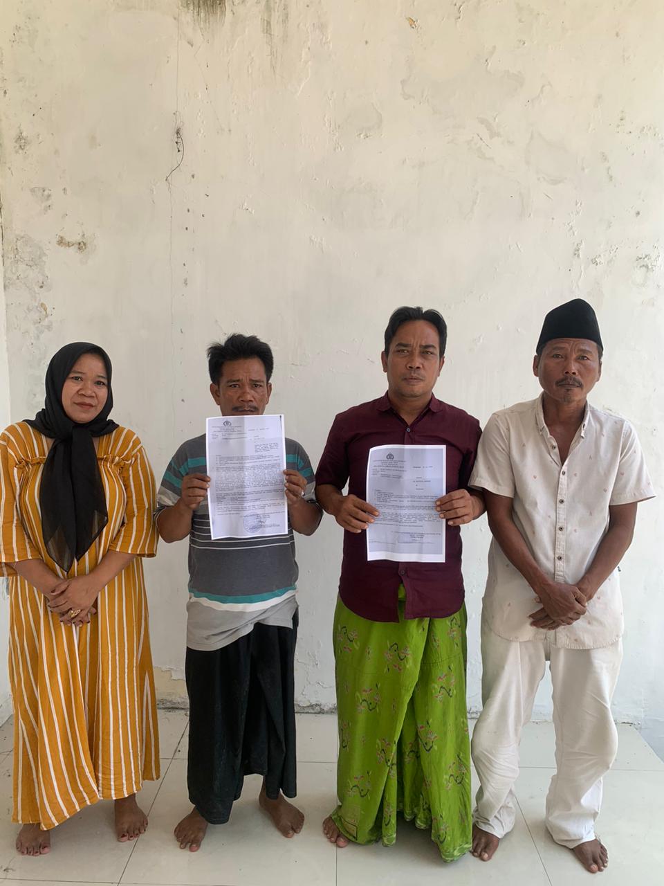 MENCARI KEADILAN: Keluarga korban pemerkosaan di Kecamatan Sepulu menunjukkan berkas laporannya Senin (6/10).&nbsp;