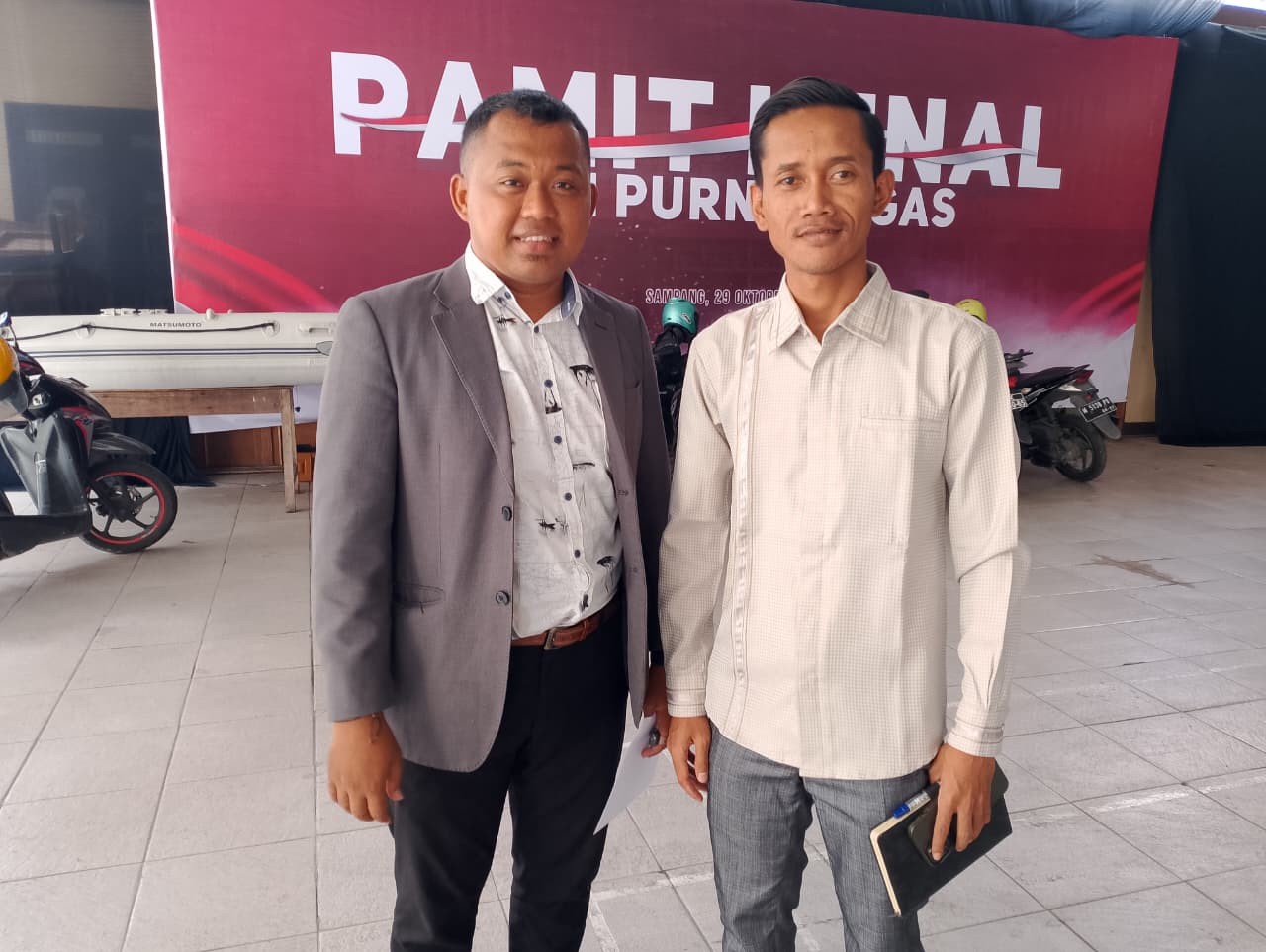 TEGAS: Jakfar Sodik selaku PH pelapor (kanan) saat ditemui di Mapolres Sampang, Jumat (7/11).&nbsp;