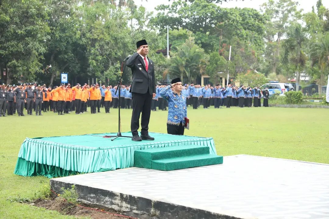 NASIONALIS: Bupati Bangkalan Lukman Hakim menjari inspektur upacara peringatan hari pahlawan nasional di halaman kantor pemkab.&nbsp;