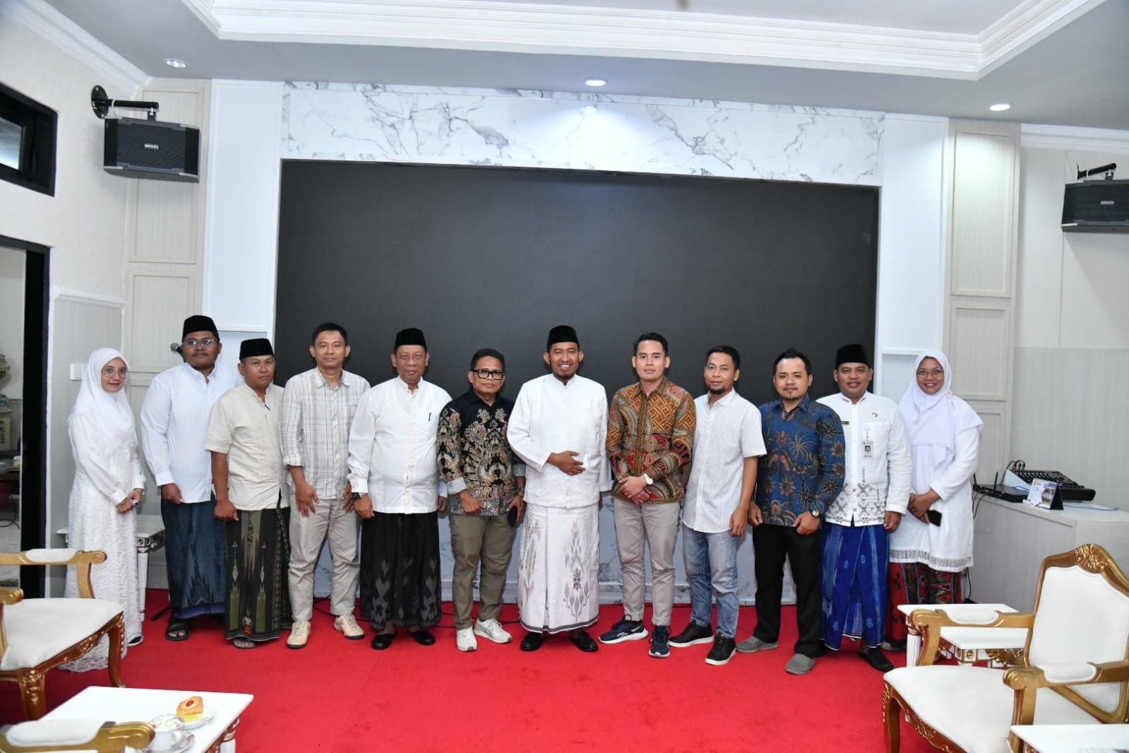 SATU MISI: Tim penyusun naskah akademik KEK Tembakau Madura dari Komunitas Muda Madura (Kamura) berfoto bersama Bupati Sumenep Achmad Fauzi Wongsojudo usai audiensi.&nbsp;