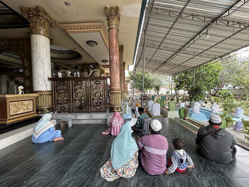 KHUSYUK: Para pengunjung berada kawasan Pesarean Syaikhona Muhammad Kholil di Desa Martajasah, Kecamatan Kota Bangkalan, Senin (10/11).&nbsp;