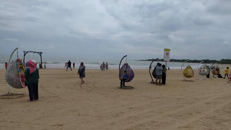 Suasana Pantai Pasir Putih Tlangoh di Kabupaten Bangkalan.