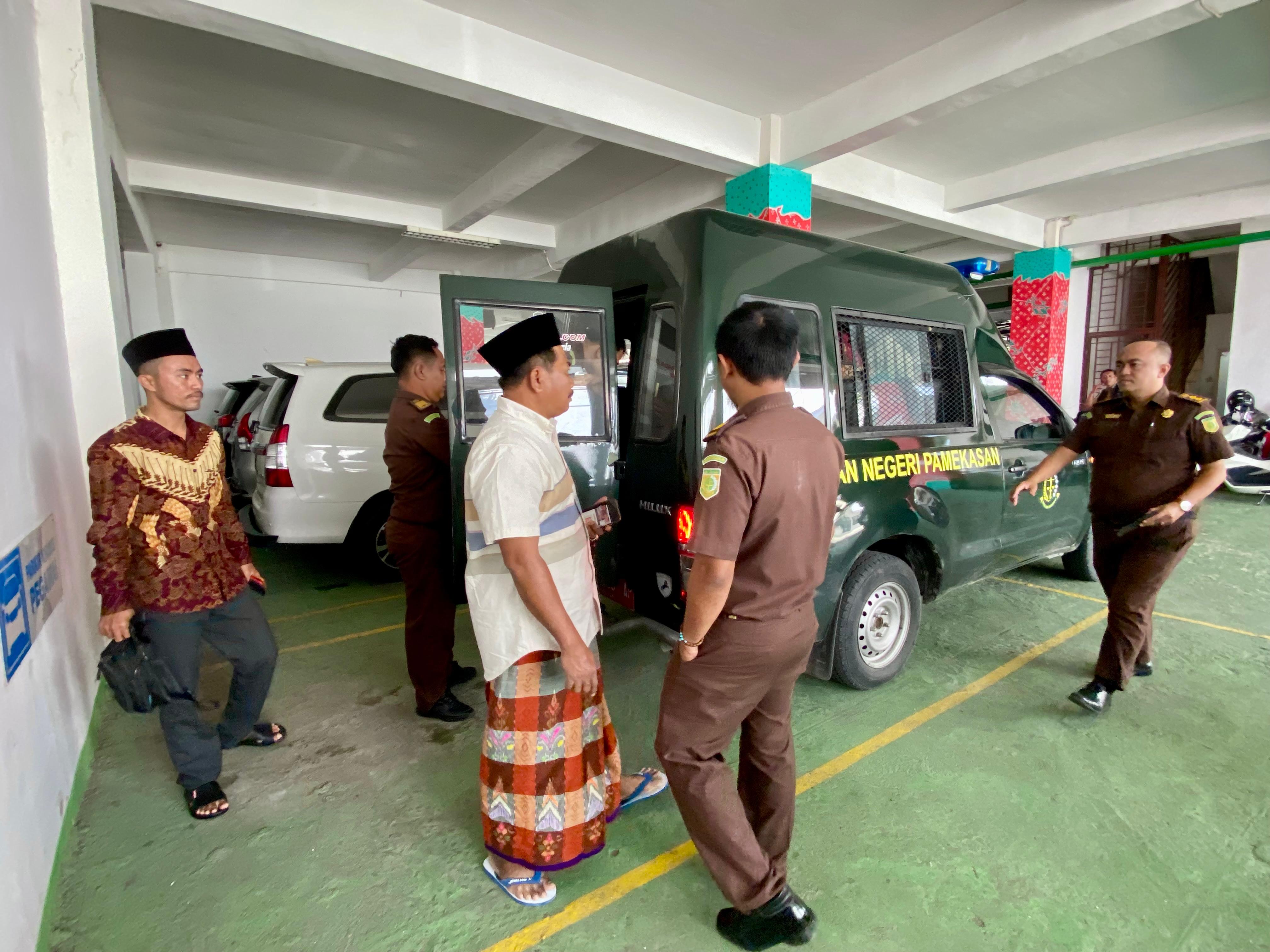 LANGKAH HUKUM: Pelaku pemalsuan dokumen PAW Kades Gugul dibawa ke mobil tahanan, Rabu (30/4).&nbsp;