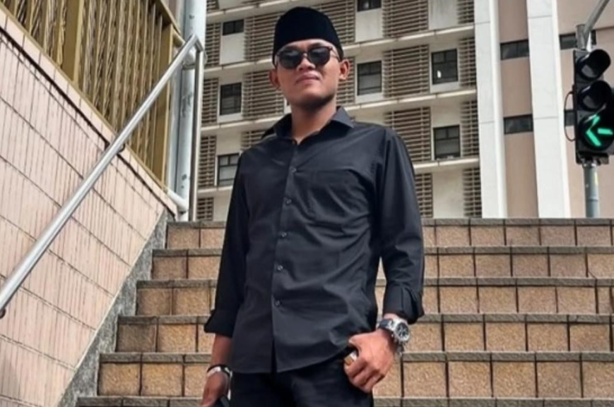 Gul Elham kini viral karena aksinya merokok dalam saat acara keagamaan di tempat publik dan mencium anak kecil. /lnstagram