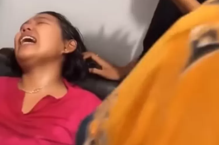 Pemilik saldo ATM senilai Rp200 juta yang menangis histeris (Instagam/ pembasmi.kehaluan.reall)