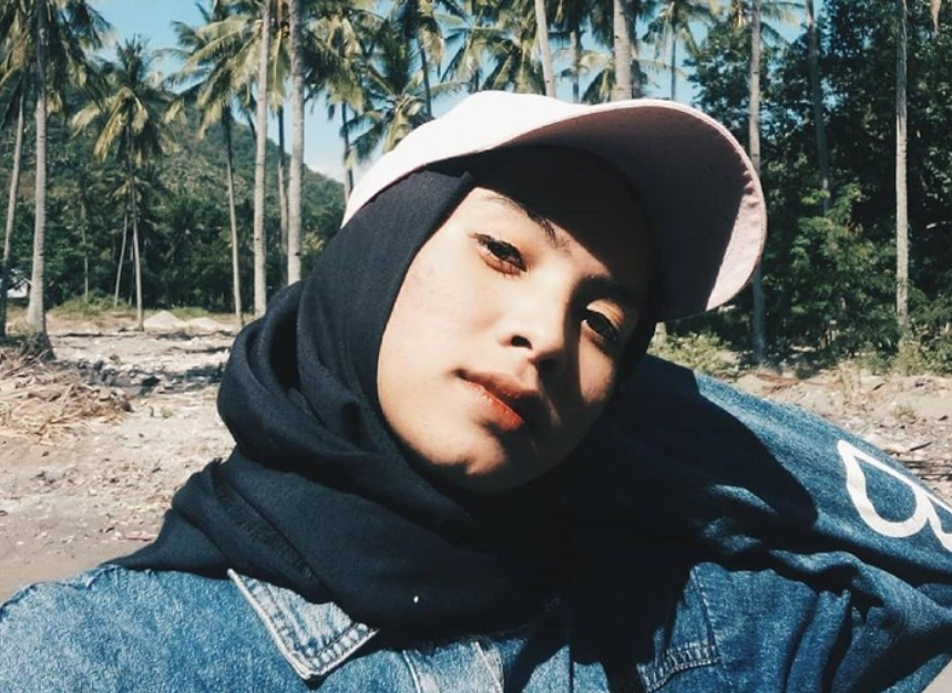 Makeup artist (MUA) yang berparas seperti wanita berhijab ternyata seorang pria. Bahkan banyak pria yang tertipu dengan paras cantiknya. Foto: Dok. Instagram/@dea_lipha.