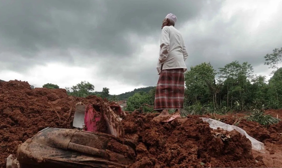 Warga melihat lokasi terdampak tanah longsor hingga menimbun rumah warga di Desa Cibeunying, Majenang, Cilacap, Jawa Tengah, Jumat (14/11/2025). (antara)