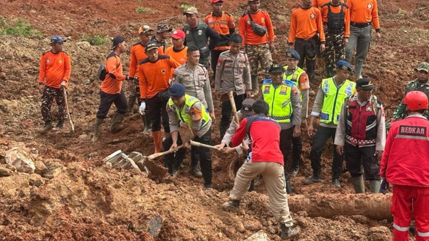 Polresta Cilacap saat membantu mencari korban tanah longsor di Desa Cibeunying, Kecamatan Majenang, Jumat (14/11/2025). (Foto: dok. Polresta Cilacap)