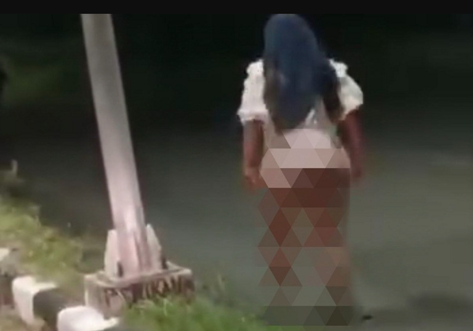 Potongan video perempuan berhijab tanpa celana di Bangkalan yang viral. (Istimewa)