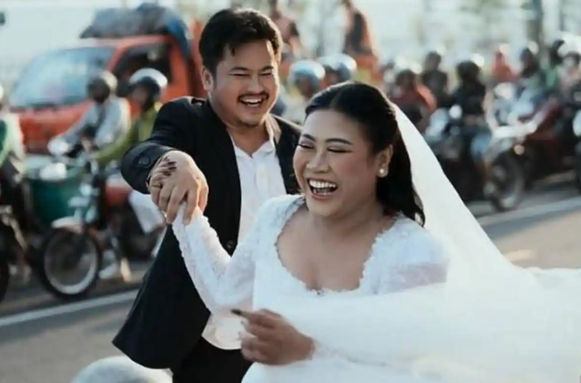 Komedian Boiyen resmi menikah dengan kekasihnya Rully Anggi. Sabtu (15/11/2025). (IG @boiyenpesek)