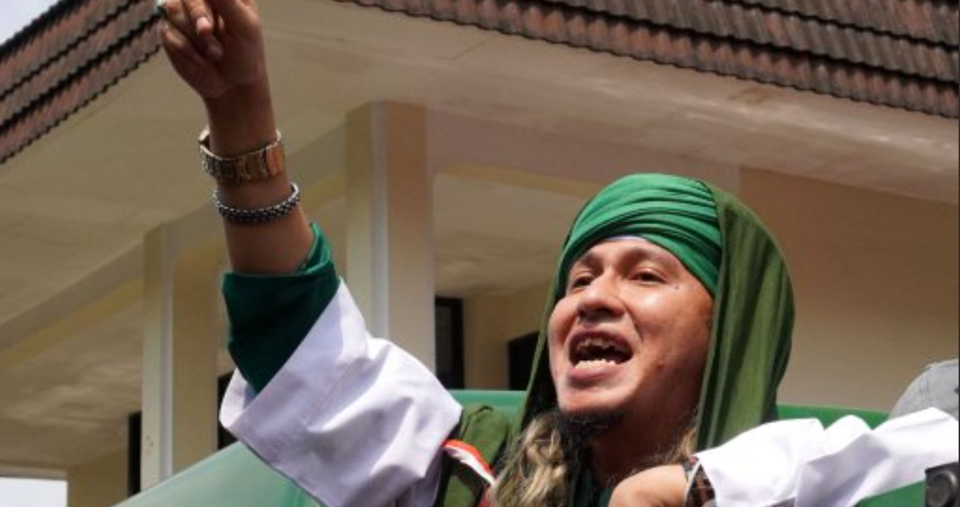NIKAHI SEORANG MODEL - Bahar bin Smith menyempatkan waktu berbicara kepada pendukungnya seusai menjalani persidangan Selasa (16/8/2022)