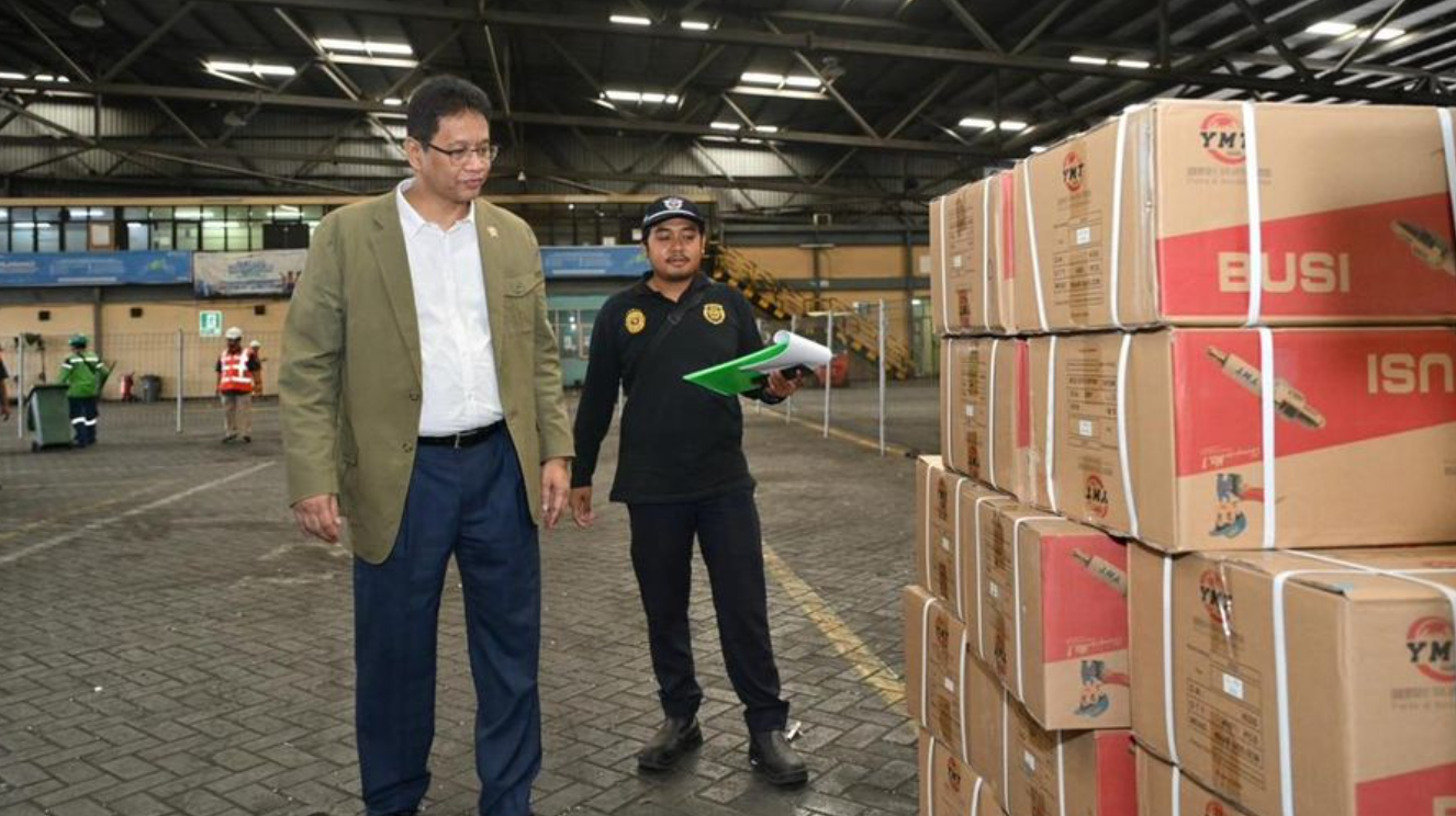 Menteri Keuangan Purbaya Yudhi Sadewa meninjau KPPBC TMP Tanjung Perak dan Balai Laboratorium Bea Cukai Kelas II Surabaya pada Selasa (11/11/2025). (Dok. Biro KLI Kemenkeu)