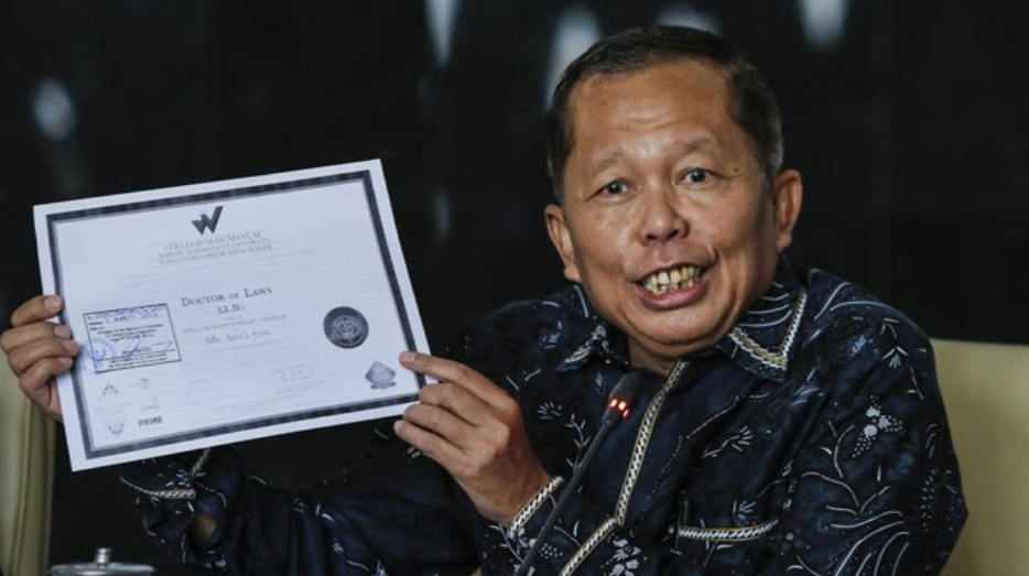 Hakim MK Arsul Sani memperlihatkan ijazah doktoralnya dari universitas di Polandia, di tengah isu ijazah palsu yang menyeret namanya. (Foto: ANTARA FOTO/ASPRILLA DWI ADHA)
