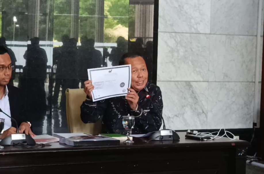 Hakim Konstitusi Arsul Sani menunjukkan ijazah asli hingga foto wisuda dalam konferensi pers di Gedung Mahkamah Konstitusi, Senin (17/11/2025). (Shela Octavia)