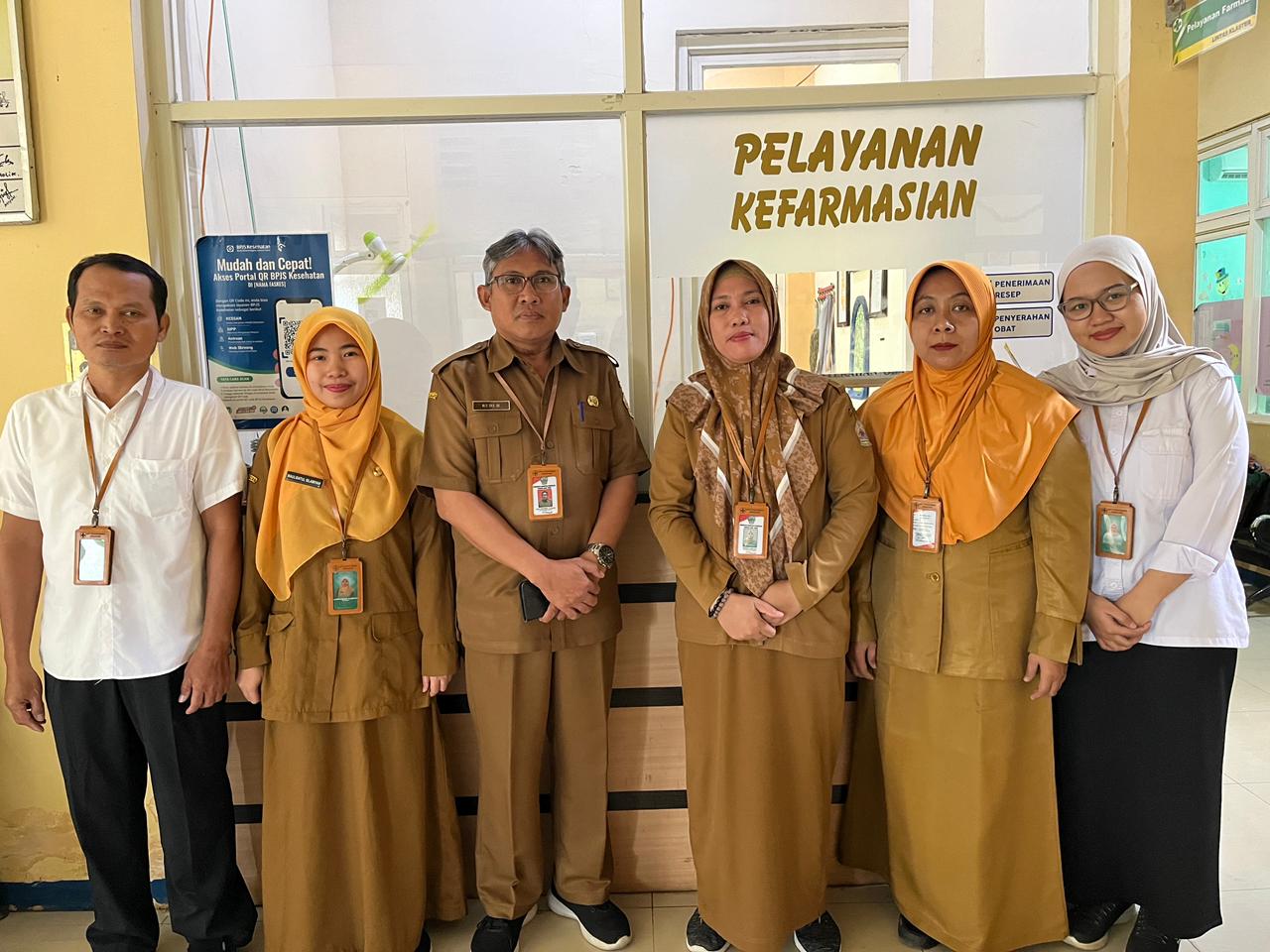 Kepala Puskesmas Kwanyar Rudi Hartono (Tengah) foto bersama dengan sejumlah pegawai