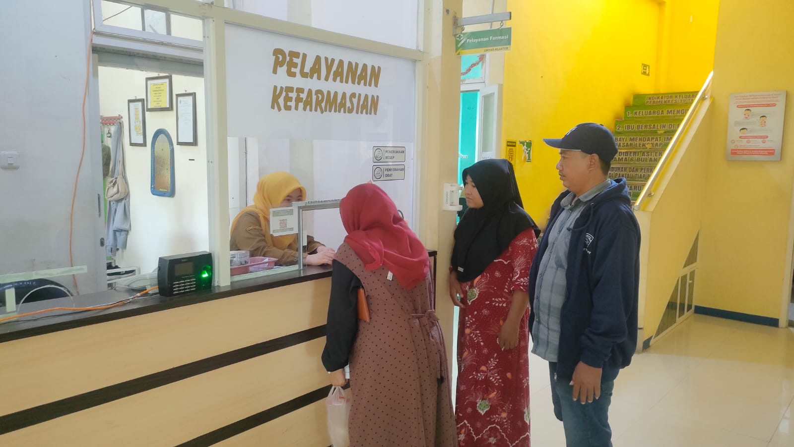 Sejumlah masyarakat saat akan mengambil obat di layanan obat Puskesmas Kwanyar