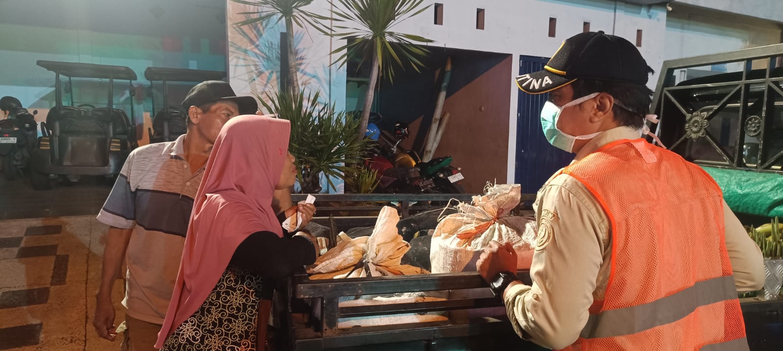 Balai Karantina Jatim saat menggagalkan penyelundikan 40 ayam ilegal di pelabuhan Ketapang Banyuwangi