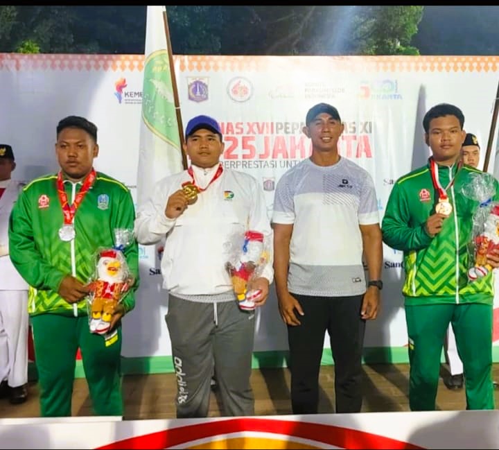 MEMBANGGAKAN: Atlet PASI Sumenep Dwiki Virly Putra Safari (kiri) saat menerima medali perak di ajang Popnas XVIII Jakarta, Kamis (6/11).&nbsp;