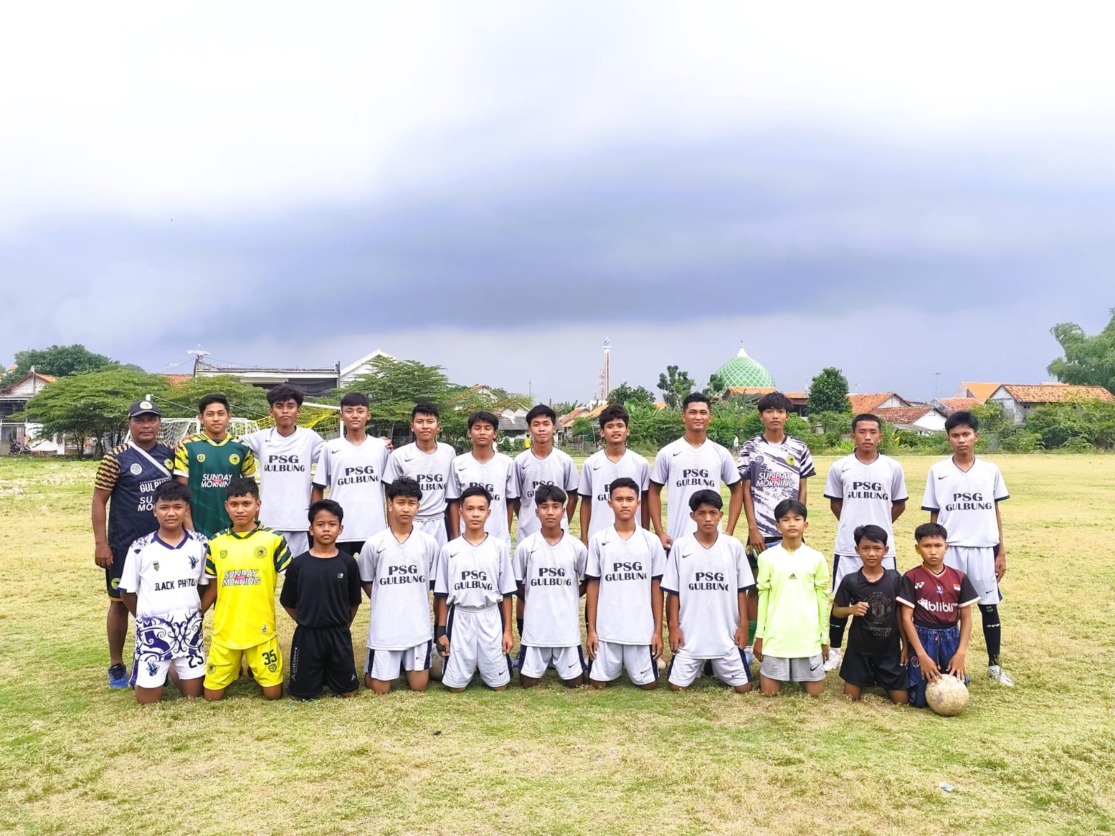 TALENTA MUDA: Para pemain PSG Sampang berpose bersama seusai latihan di Lapangan Krampon, Kecamatan Torjun, Sampang, Minggu (2/11).