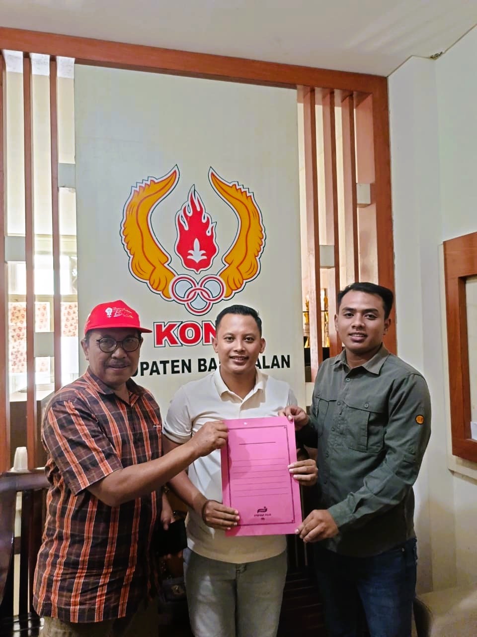 PROSEDURAL: Ketua panitia Musorkablub KONI Bangkalan Moh. Zaini menyerahkan formulir pendaftaran&nbsp;Senin (17/11).