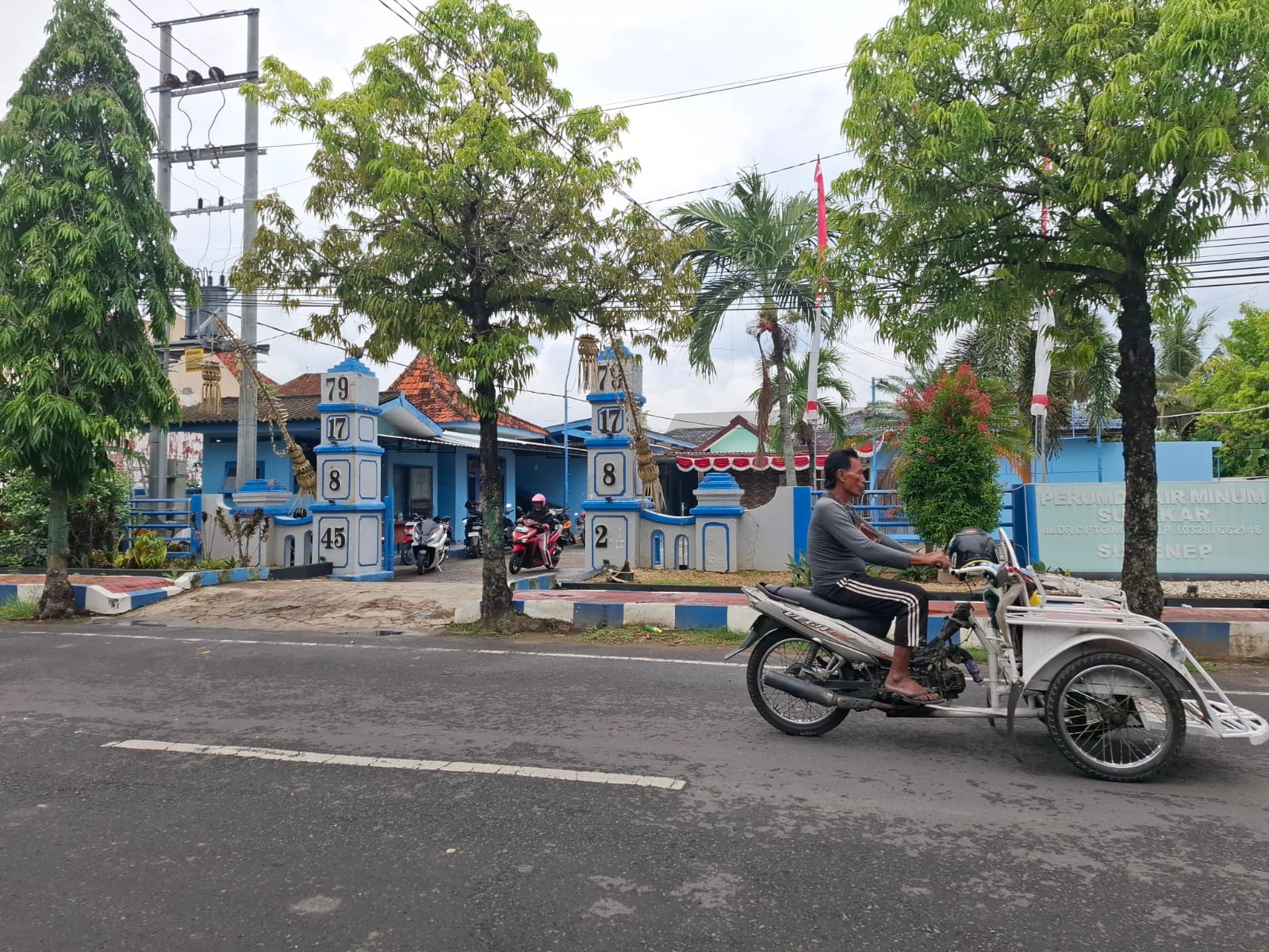 LANDAI: Warga melintas di depan kantor Perumda Air Minum Sumekar, Jalan Dr Cipto, Desa Kolor, Kecamatan Kota Sumenep, Rabu (12/11).&nbsp;