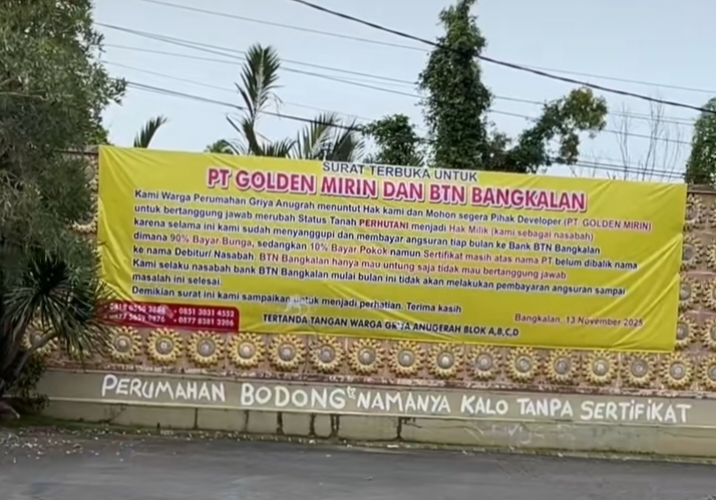 Spanduk bentuk protes warga perum Griya Anugerah Bangkalan terhadap developer.