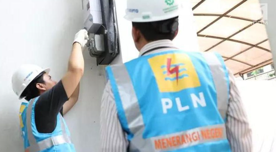 Foto: Ilustrasi petugas teknik PLN melakukan penambahan daya listrik rumah milik pelanggan. (Dok PLN)
