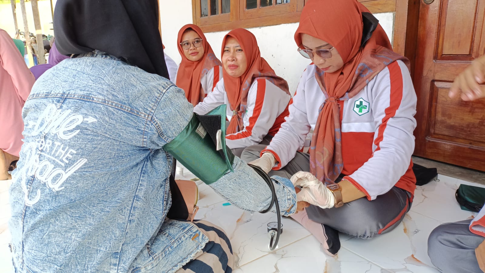 Petugas Puskesmas Kokop saat memeriksa kesehatan warga di pasar  pada kegiatan CKG grebek pasar