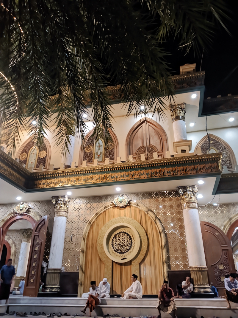 Maqbaroh Syaikhona Kholil Bangkalan di Desa Martajasah.