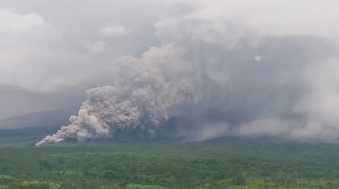 Gunung Semeru mengalami erupsi, Rabu 19 November 2025. (Foto: Fariz Yarbo/Ngopibareng.id)