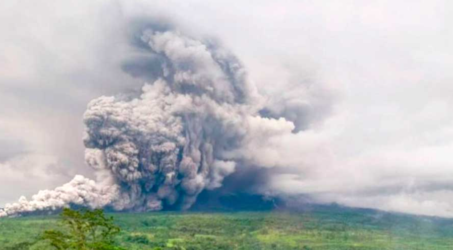 Luncuran awan panas Gunung Semeru saat erupsi pada Rabu (1 9/11 /2025) sore, (Murianews/BPBD Lumajang)