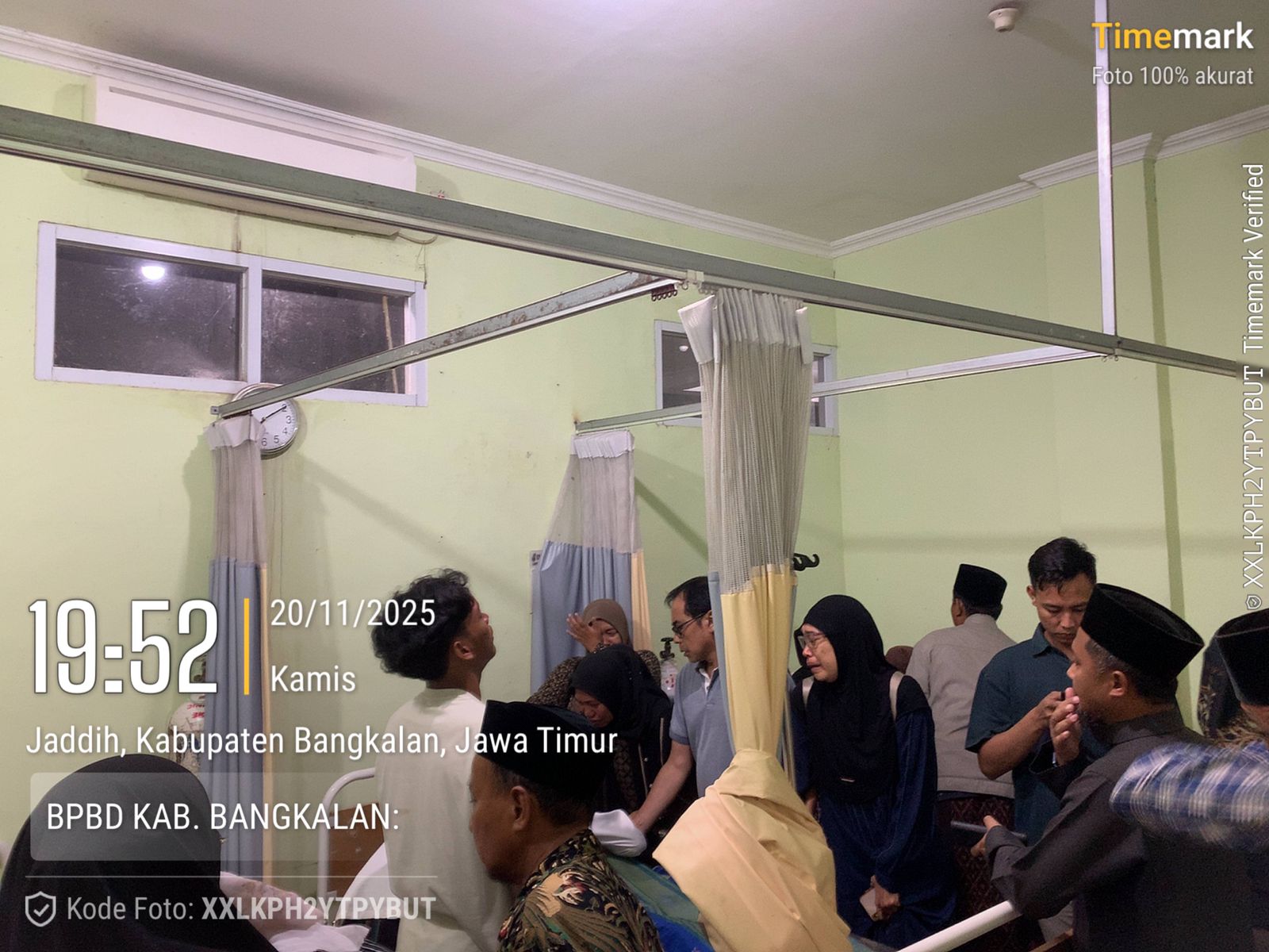 Enam santri yang tewas di kubangan bekas galian di Bukit Jaddih, Bangkalan saat di Puskesmas setempat.