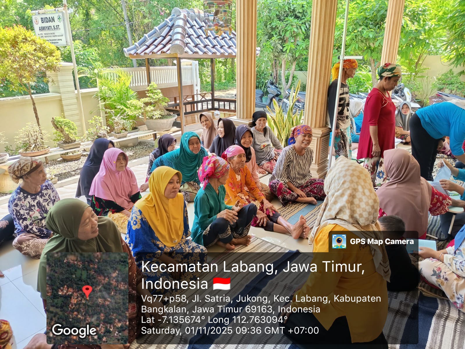 Petugas puskesmas Sukolilo saat hendak melakukan cek kesehatan gratis kepada masyarakat