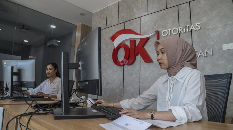Dua petugas beraktivitas di Kantor Otoritas Jasa Keuangan (OJK) di Ternate, Maluku Utara, Rabu (5/11/2025). ANTARA FOTO/Andri Saputra/tom.
