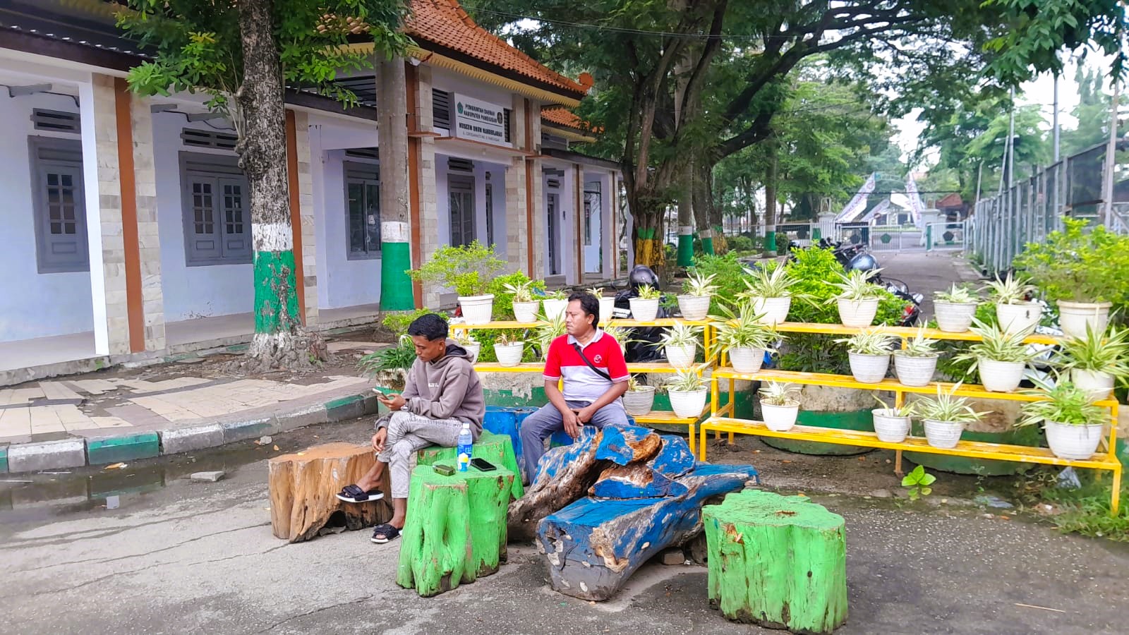 AREA WIFI PUBLIK: Sejumlah warga sedang beraktivitas di area Arek Lancor Pamekasan, kemarin.&nbsp;