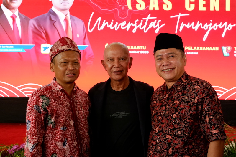 BERSINERGI: Ketua Banggar DPR RI MH Said Abdullah bersama Rektor UTM Prof. Safi&rsquo; dan Direktur JPRM Abdul Aziz seusai meresmikan gedung SAS Center UTM, Sabtu (22/11).&nbsp;