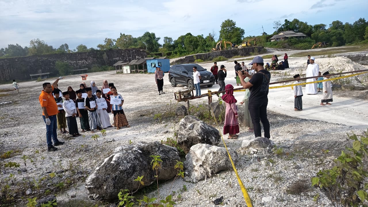 REKONSTRUKSI: Penyidik Satreskrim Polres Bangkalan sedang melakukan rekontruksi di Bukit Jaddih, Bangkalan, Jumat (21/11).&nbsp;