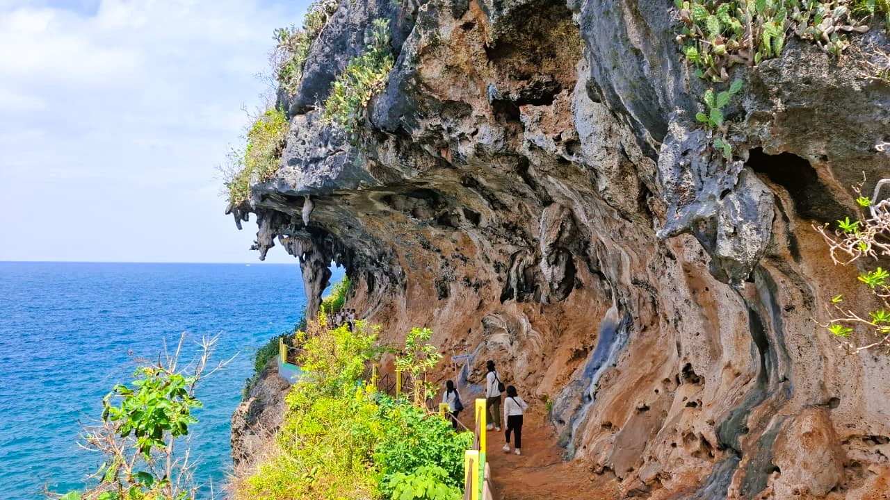 LAYAK DIKUNJUNGI: Sejumlah wisatawan sedang berada di objek wisata Batu Cangga, Pulau Gili Iyang Kecamatan Dungkek pada Minggu (10/8).&nbsp;