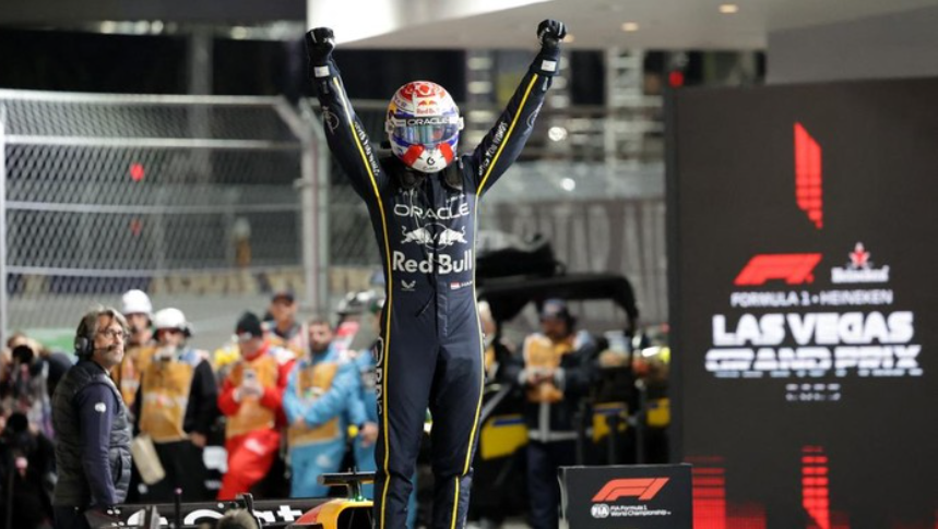 Perayaan Max Verstappen usai memenangi GP Las Vegas 2025. Foto: REUTERS/Jeenah Moon