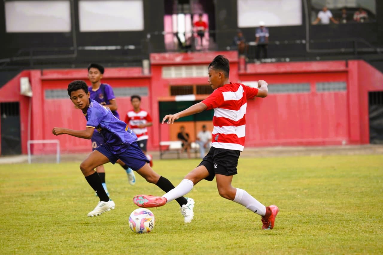 AGRESIF: Pemain Putra Pahlawan U-16 binaan Afkab PSSI Sampang merebut bola saat uji coba melawan Madura United U-16 di Lapangan MUTF, Pamekasan, Selasa (30/9).&nbsp;