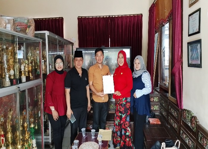 Kepala SDN Kemayoran 1 (baju merah) dan Ketua Yayasan Lailiizzatulfaoqoh, H. Subaidi (Peci Hitam) saat melakukan tandatangan MoU.