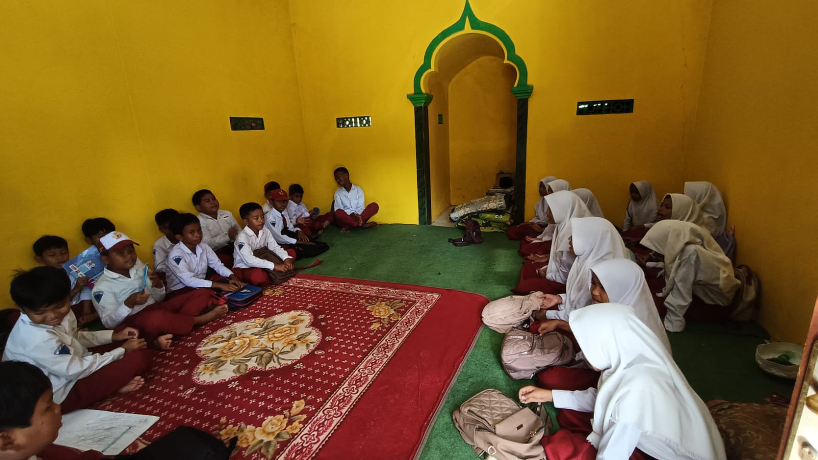 Para Siswa-siswi SDN Lerpak 2 Bangkala saat belajar di salah satu Mushalla Warga.
