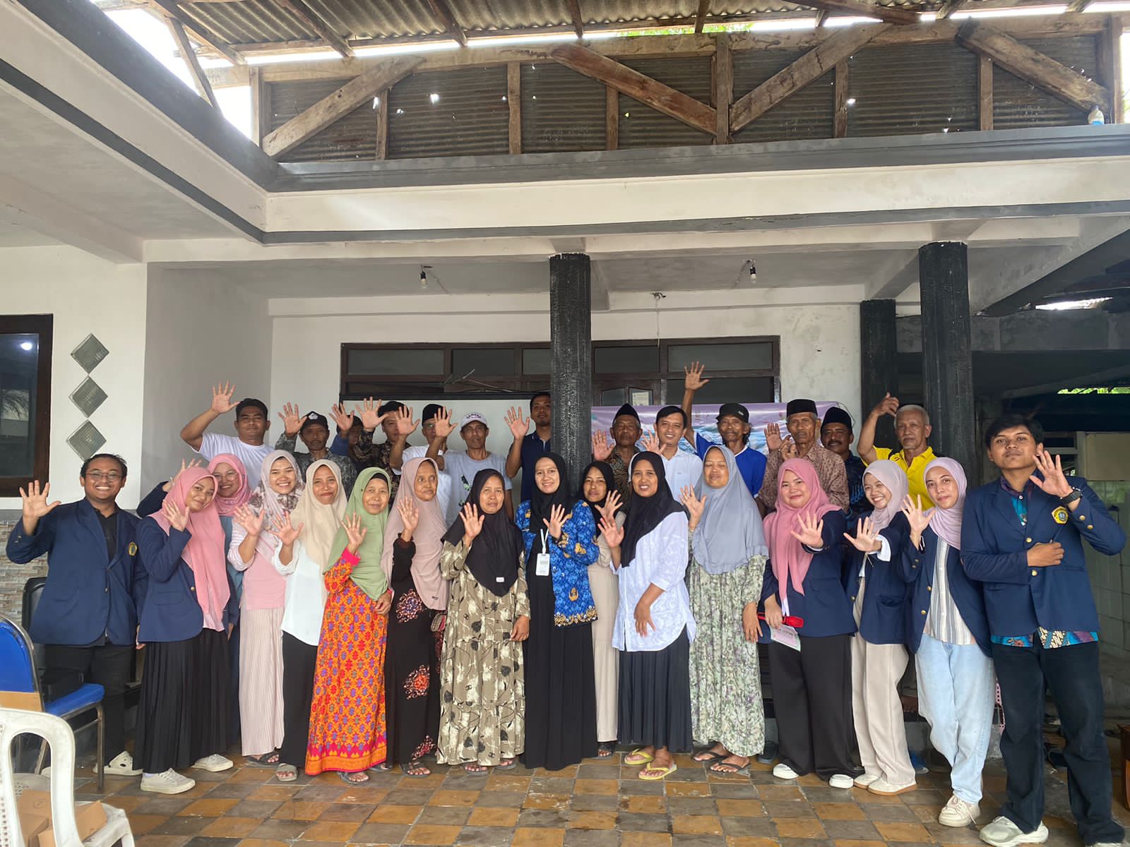 Mahasiswa UTM bersama warga Desa Kesek saat melaksanakan sosialisasi PTM.