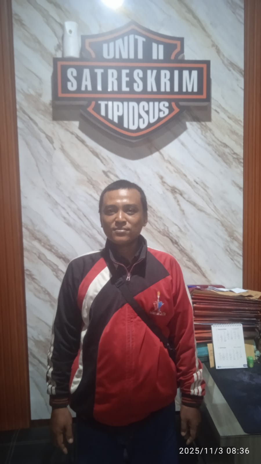 MINTA PENJELASAN: Ibnu Abdillah, pelapor perkara dugaan penipuan, mendatangi Mapolres Bangkalan, Selasa (4/11).&nbsp;
